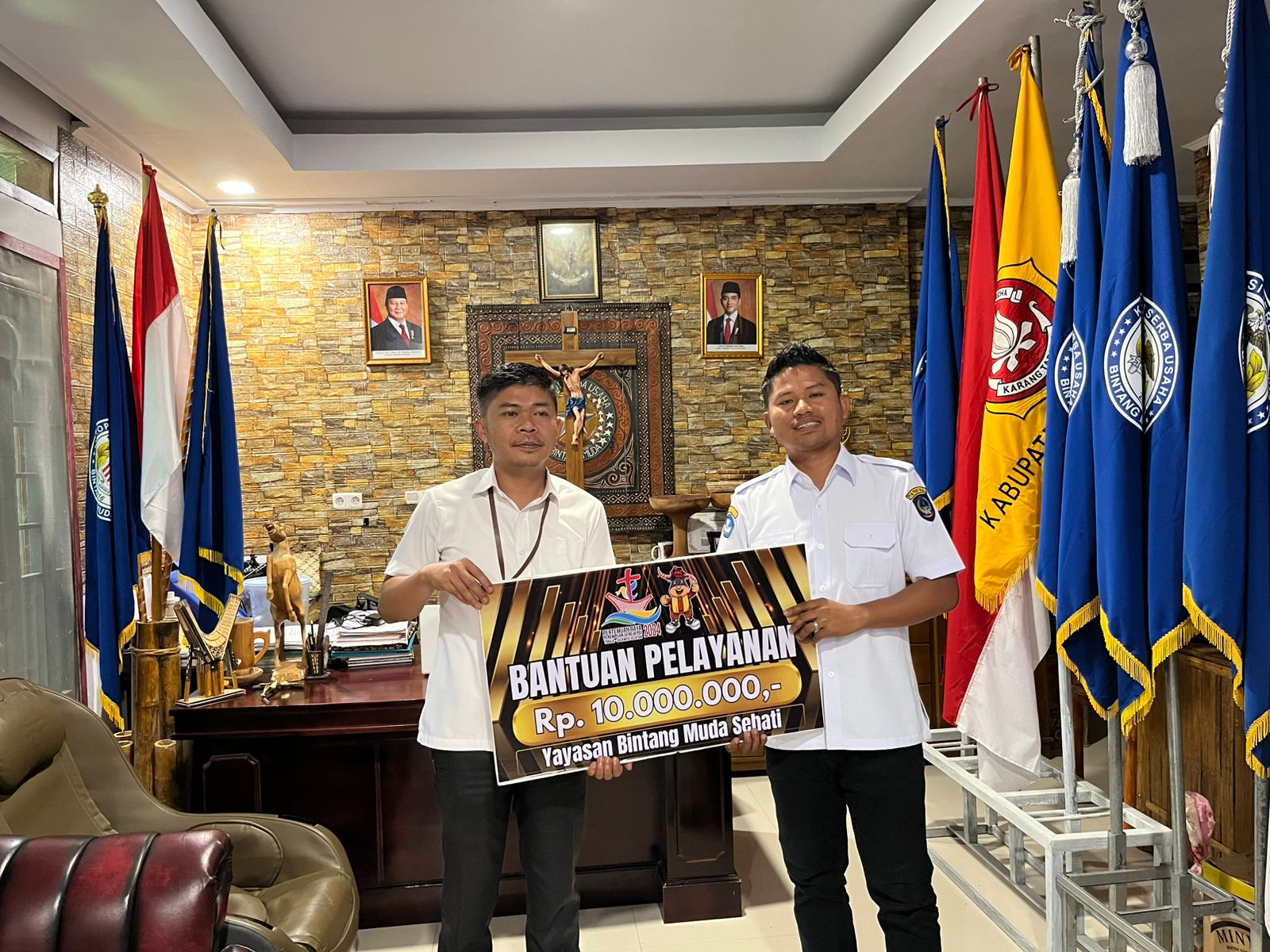 PENYERAHAN BANTUAN DARI PERTEMUAN RAYA PEREMPUAN PGI